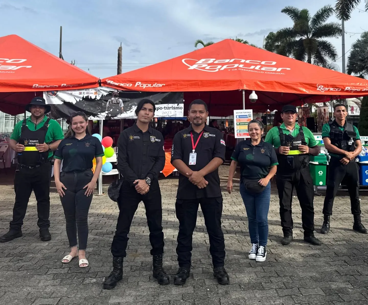 Técnico instalando sistema de seguridad